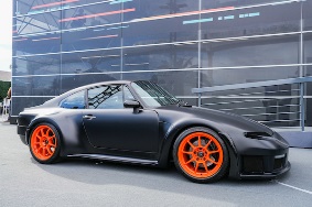 Aptiv Porsche orange rims